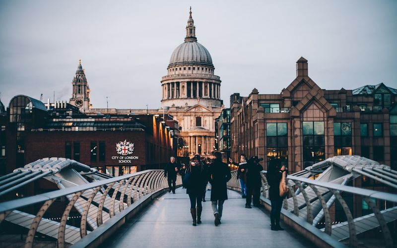 Choosing a UK bridging lender for an auction purchase: what matters when the 28-day clock is running